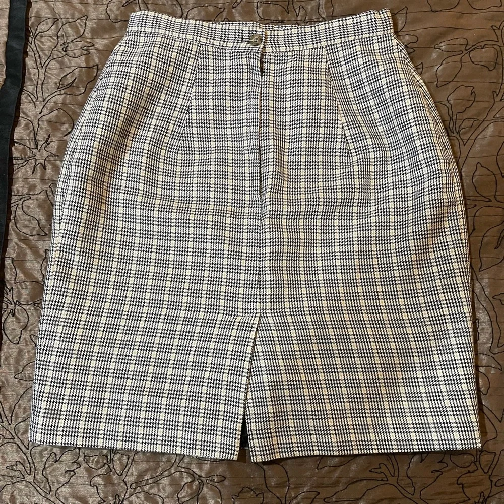 Above knee skirt in cream and black - Picture 2 of 4